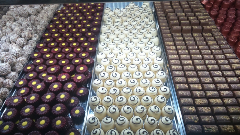 vitrine-CANNES-min_chocolates_milk_chocolate_white_chocolate_truffles_candy_food_treat_cacao-1213769